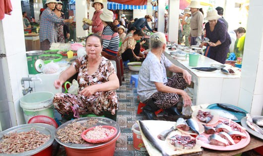 Tiểu thương chợ Hàn than trời vì hải sản thưa thớt người mua.