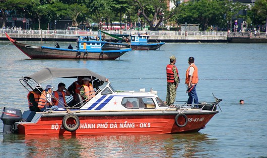 Các lực lượng chức năng triển khai tham gia tìm kiếm nạn nhân bị lật tàu du lịch Thảo Vân 2.