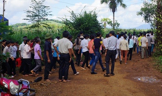 Nhiều người dân làng Pheo cũng không cầm được nước mắt trước sự mất mát của gia đình anh Hải.