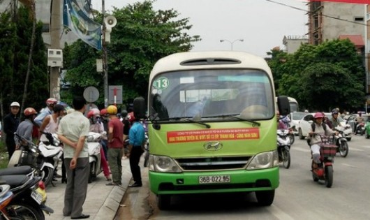 Chiếc xe buýt va chạm với xe máy khiến người phụ nữ ngồi sau ngã xuống đường cán chết.