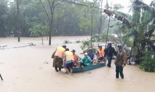 Lực lượng chức năng huyện Hoài Ân (Bình Định) đưa người dân đến nơi an toàn. Ảnh: Báo Bình Định.