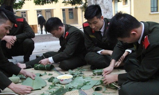 Học viên Học viện ANND thi gói bánh chưng