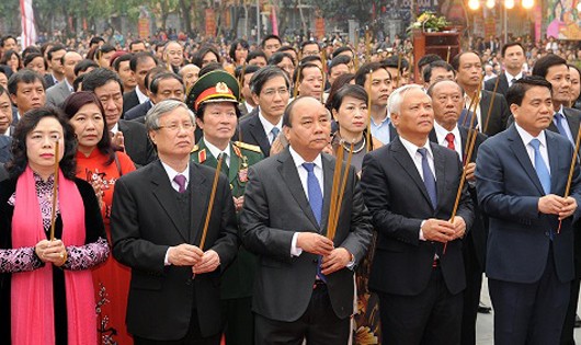 Thủ tướng Nguyễn Xuân Phúc cùng đại diện lãnh đạo các bộ, ngành và thành phố Hà Nội dâng hương tại Lễ hội Gò Đống Đa. Ảnh: VGP/Quang Hiếu