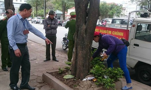 Tổ công tác thuộc phường Dịch Vọng Hậu, Cầu Giấy nhắc nhở, yêu cầu các hộ dân kinh doanh buôn bán vỉa hè thu dọn rác thải. Ảnh: Sơn Dương