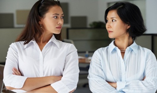 Nghẹt thở vì bố mẹ chồng 'hai mặt'