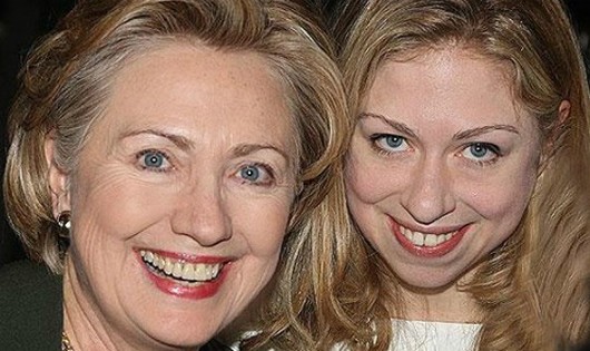 Hillary Clinton và con gái Chelsea.