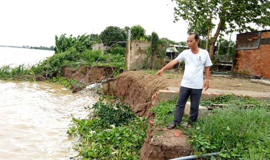 Người dân chỉ khu đất bị sạt lở tại ấp Bình Hòa, xã Bình Thành, huyện Thanh Bình, tỉnh Đồng Tháp