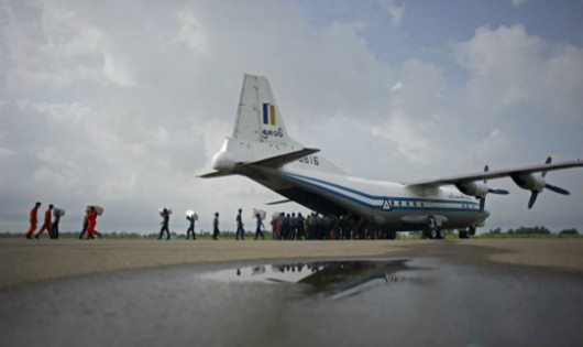 Một máy bay Y-8-200F của quân đội Myanmar tại sân bay Rakhine tháng 8/2015. Ảnh: VnExpress/AFP