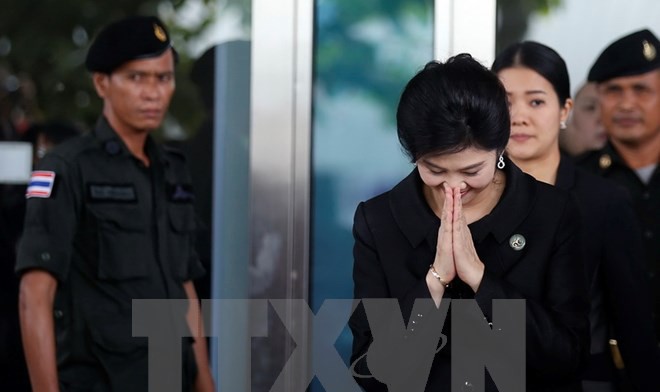 Bà Yingluck Shinawatra rời Tòa án Tối cao ở Bangkok ngày 21/7. (Nguồn: AFP/TTXVN)