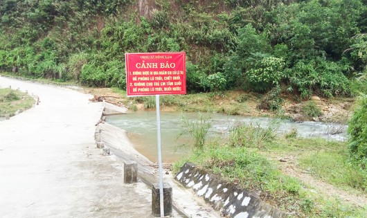 Hoành Bồ (Quảng Ninh) chủ động cắm hệ thống biển báo nguy hiểm tại các vị trí ngầm, tràn. Ảnh: Báo Quảng Ninh.