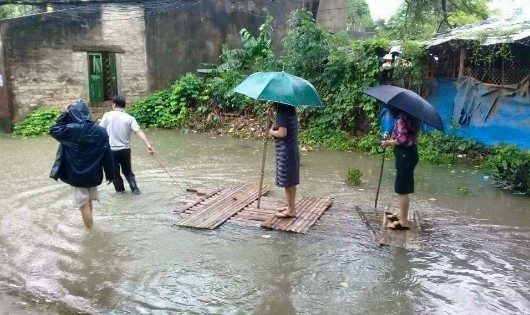 Cán bộ Thanh Hóa nói gì trước việc 'Bí thư phường mặc váy đứng trên bè cho dân kéo'?