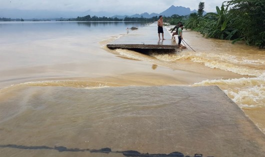 Đê Bùi vỡ đoạn lớn. Ảnh: VOV.