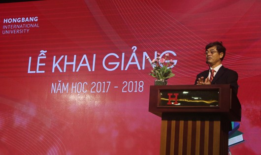 PGS.TS Thái Bá Cần – Hiệu trưởng nhà trường khai mạc buổi lễ. Ảnh: Hoàng Giang. 