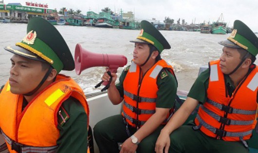 Lực lượng Bộ đội Biên phòng ở Cà Mau tuần tra nhắc nhở các chủ phương tiện neo đậu đúng nơi quy định. Ảnh: Báo Cà Mau.