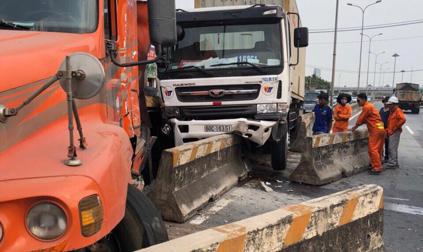 Đua tốc độ, hai ô tô container húc văng nhiều mét dải phân cách