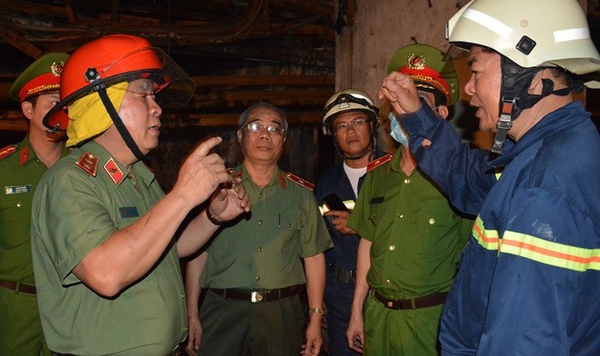 Trung tướng Bùi Văn Thành, Thứ trưởng Bộ Công an tới hiện trường trực tiếp chỉ đạo công tác điều tra xử lý  vụ cháy chung cư Carina Plaza. Ảnh: Cổng thông tin điện tử Bộ Công an.