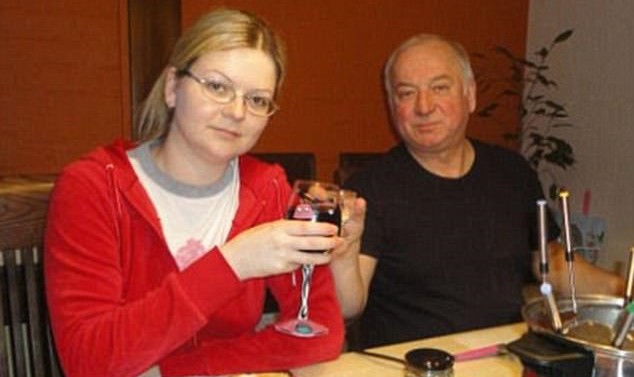 Cựu điệp viên Sergei Skripal và con gái. (Nguồn: dailymail.co.uk)