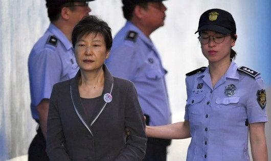 Cựu Tổng thống Hàn Quốc Park Geun-Hye (trái) tới Tòa án quận trung tâm Seoul ngày 7/8/2017. (Nguồn: AFP/TTXVN)