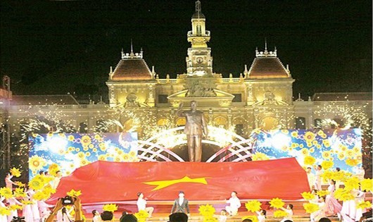 ‘Trang sử hào hùng - ngời sáng tương lai’