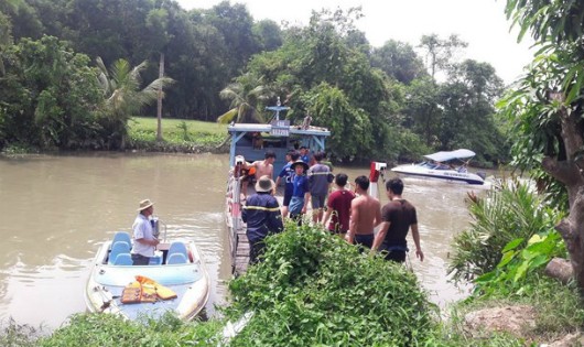 Các lực lượng chức năng tìm kiếm người mất tích. (Ảnh: Nguyễn Văn Việt/TTXVN)