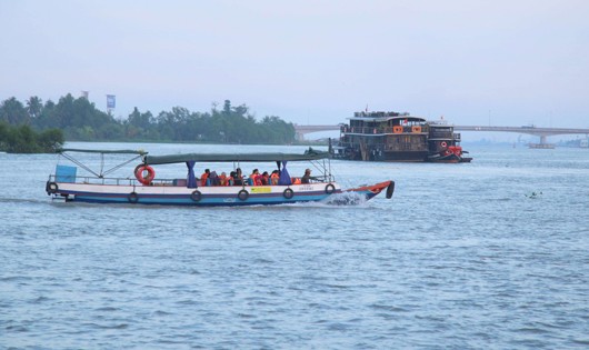 Còn bất cập trong công tác quản lý các phương tiện hoạt động tại Bến Ninh Kiều.