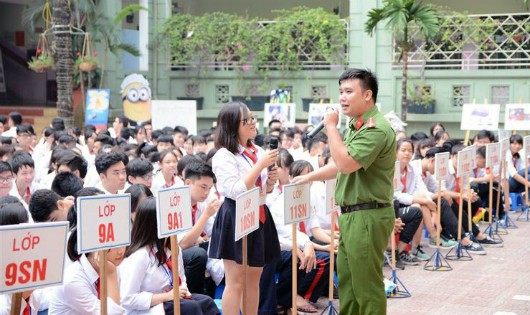 Cán bộ công an tuyên truyền về công tác phòng, chống ma túy tại trường học. Ảnh minh hoạ.