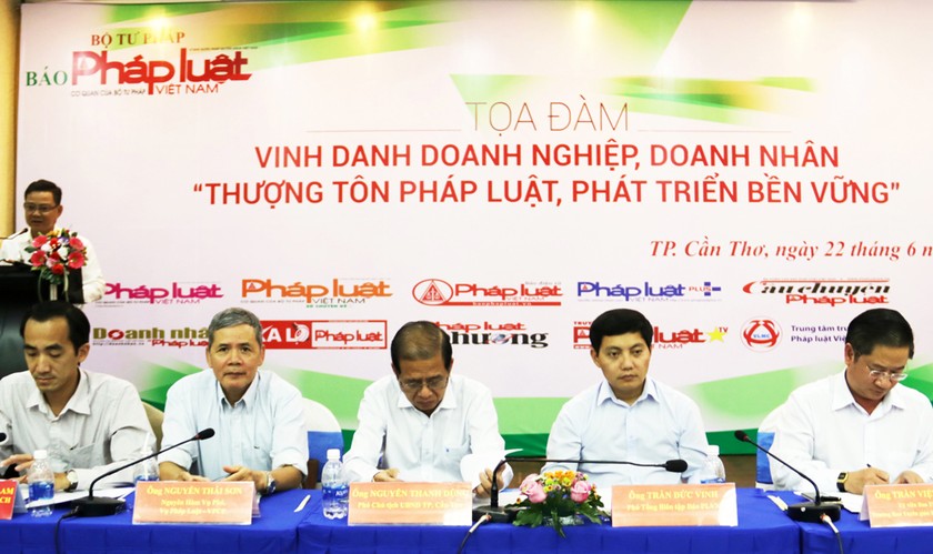 Lãnh đạo địa phương, nhà quản lý, chuyên gia pháp luật trao đổi về nhiều vấn đề “nóng” liên quan đến mục tiêu phát triển bền vững doanh nghiệp.