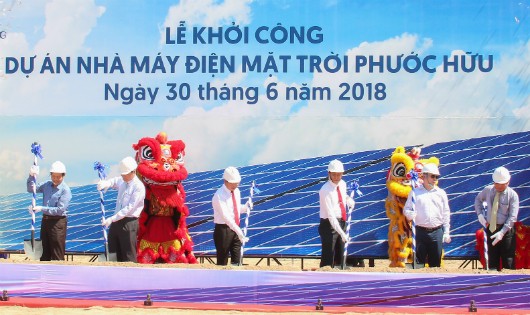 Các lãnh đạo tỉnh thực hiện nghi thức khởi công dự án.