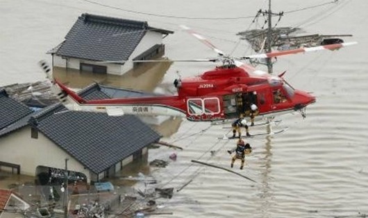 Sơ tán các nạn nhân bị mắc kẹt tại các khu vực ngập lụt nghiêm trọng ở Kurashiki, tỉnh Okayama ngày 7/7 vừa qua. (Ảnh: Kyodo/TTXVN)