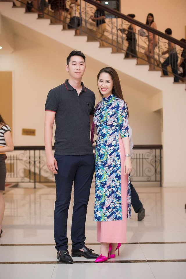 Chân dung anh trai, em trai 'soái ca' của các Hoa hậu Việt ảnh 5 Hai chị em có tính cách rất hợp nhau và thường chia sẻ mọi điều trong cuộc sống. Theo Dương Thùy Linh, cậu em trai của cô nấu ăn khá ngon và còn có khả năng làm DJ.