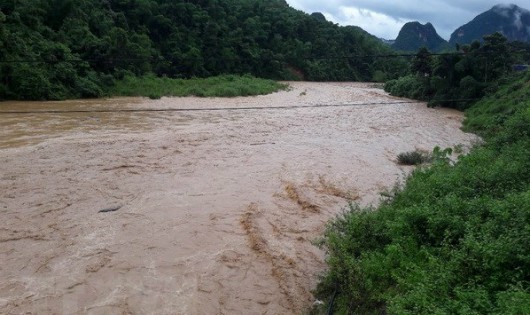 Nước sông dâng cao tại xã Na Mèo, huyện Quan Sơn, Thanh Hóa. (Ảnh: TTXVN phát)