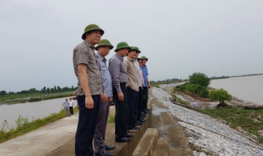 Bộ trưởng Nguyễn Xuân Cường, Tổng cục trưởng Tổng cục Phòng chống thiên tai Trần Quang Hoài cùng lãnh đạo tỉnh Quảng Ninh đi kiểm tra vị trí đê xung yếu Hà Nam (Quảng Ninh). Ảnh: Văn phòng Thường trực Ban chỉ đạo TW về PCTT.