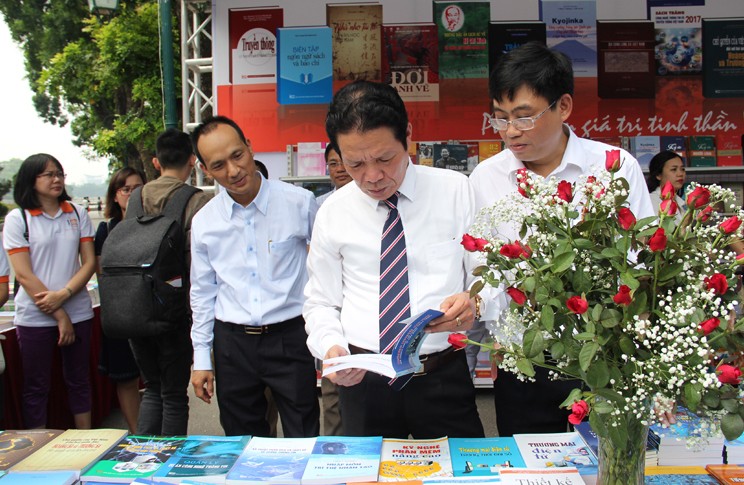 Thứ trưởng Hoàng Vĩnh Bảo tham quan gian hàng sách. Ảnh: Cổng Thông tin Bộ TT&TT.