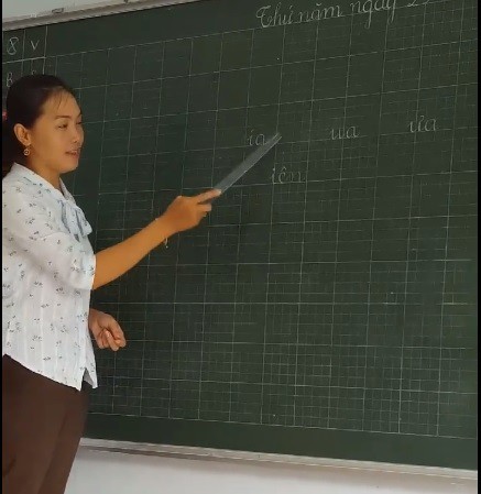 Bất ngờ nguồn gốc cách đánh vần 'lạ' của cô giáo gây 'bão mạng' ảnh 1 Cô giáo dạy cách đánh vần theo cách lạ so với thông thường thu hút dư luận. Ảnh cắt từ clip