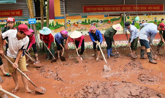 Nước bẩn nhấn chìm đường, bùn lầy 'lấp' sân trường Nậm Pồ sau lũ dữ