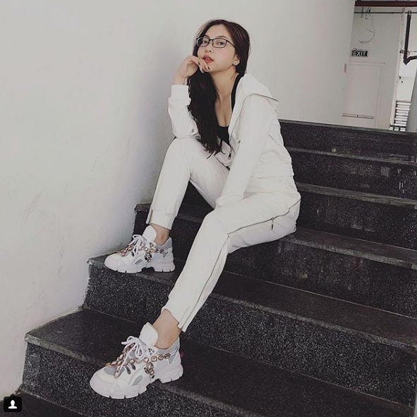 Bạn gái hot girl của Quang Hải ngày càng 'bốc lửa' ảnh 7 Ca sĩ Hương Tràm đã bày tỏ sự yêu thích với giọng hát của Nhật Lê và cho rằng, người yêu Quang Hải có phong cách sexy, chững chạc hơn so với tuổi thật. Hương Tràm còn góp ý để cô gái này sửa tật cau mày mỗi khi hát.