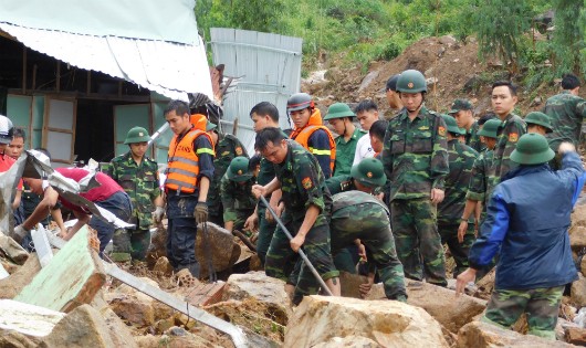 Công tác tìm kiếm nạn nhân và khắc phục hậu quả vẫn được các lực lượng trên địa bàn nỗ lực triển khai.