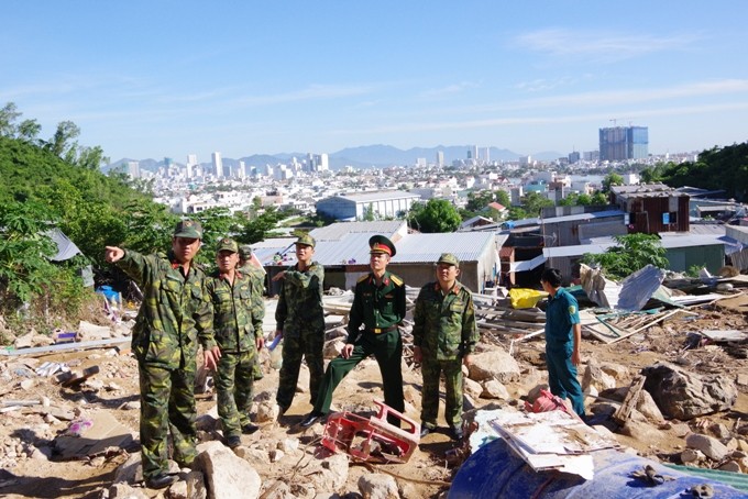 Cán bộ Quân khu 5 kiểm tra công tác khắc phục hậu quả do mưa lũ tại Khánh Hòa. Ảnh: Báo Khánh Hòa.