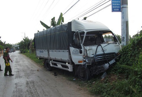 Chiếc xe tải gây tai nạn đâm vào trụ điện dừng lại cách hiện trường vụ tai nạn khoảng 200m. Ảnh: Báo Công an TP HCM.