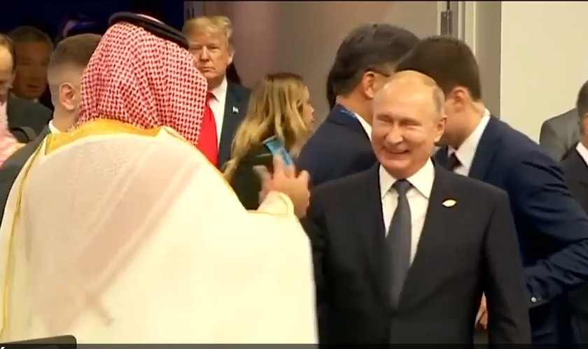 Điện Kremlin giải thích màn đập tay của Putin với Thái tử Arab