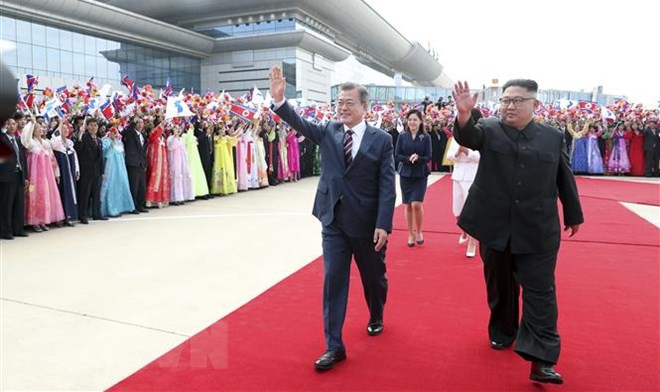 Nhà lãnh đạo Triều Tiên Kim Jong-un (phải) trong lễ đón Tổng thống Hàn Quốc Moon Jae-in (giữa, phía trước) tại Bình Nhưỡng ngày 18/9/2018. (Ảnh: THX/ TTXVN)