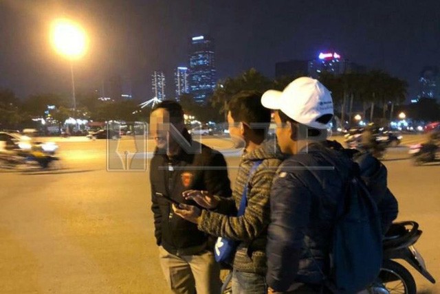 Báo Malaysia 'phát hoảng' vì giá vé chợ đen ở trận chiến tại Mỹ Đình ảnh 1 Phóng viên Malaysia hỏi mua vé tại sân Mỹ Đình