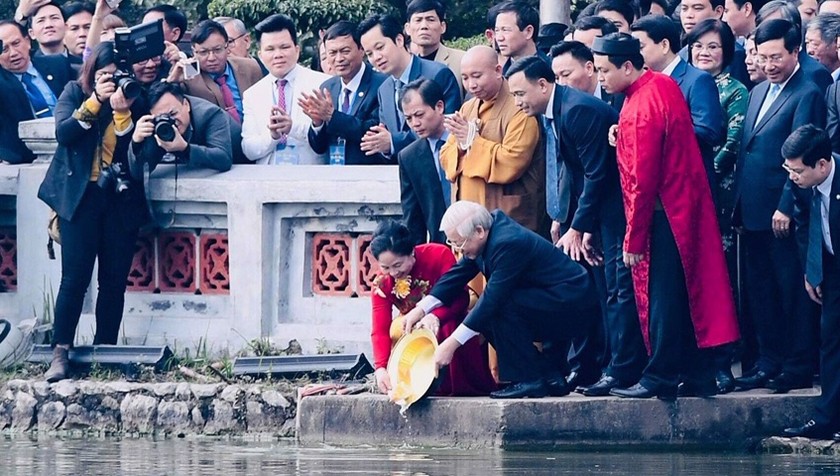 Tổng Bí thư, Chủ tịch nước cùng kiều bào thả cá chép tại Hồ Gươm