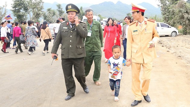 Bé trai bị lạc được lực lượng chức năng chăm sóc, trấn an và giúp tìm cha. Ảnh: Công an tỉnh Hà Nam.