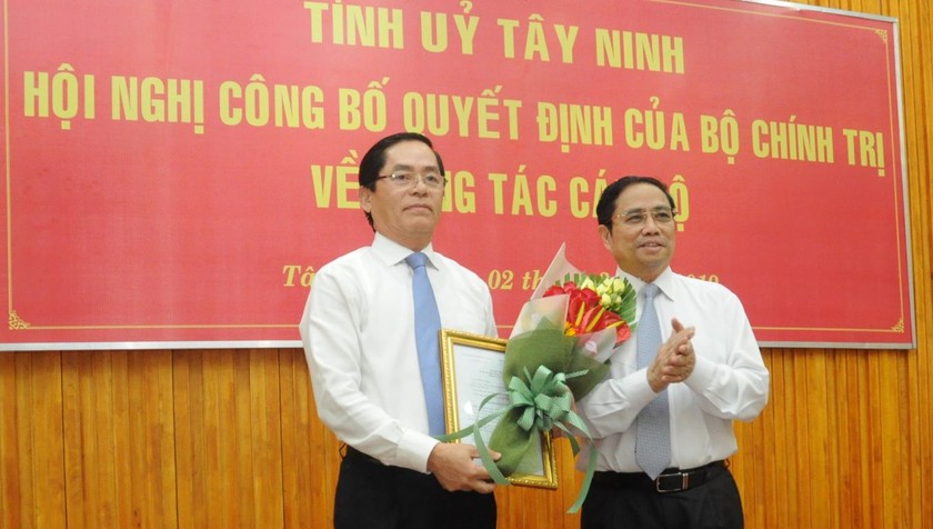 Ông Phạm Minh Chính- Ủy viên Bộ Chính trị, Bí thư Trung ương Đảng, Trưởng ban Tổ chức Trung ương trao quyết định và tặng hoa cho tân Bí thư Tỉnh uỷ Tây Ninh Phạm Viết Thanh. Ảnh: Báo Tây Ninh.