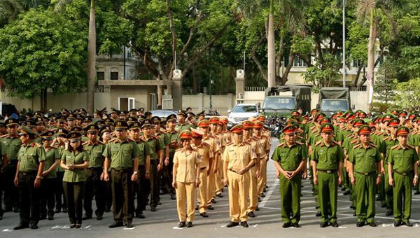 Nghiêm cấm công an mua bán, cho tặng quân trang