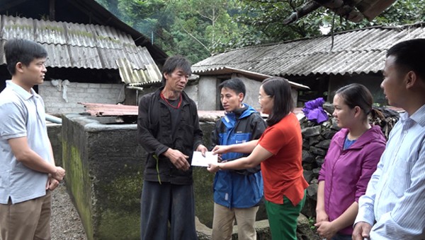 Lãnh đạo Phòng Lao động, Thương binh và Xã hội huyện Mèo Vạc thăm hỏi, trao số tiền 6,4 triệu đồng hỗ trợ cho gia đình có nạn nhân tử vong do sét đánh. Ảnh: Minh Đức/Báo Hà Giang.