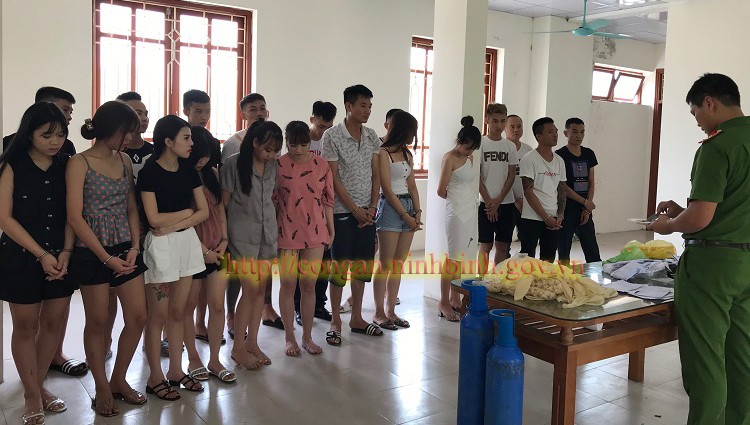 Nhóm cô gái nửa đêm 'liên hoan' ma túy, bóng cười với 11 gã trai