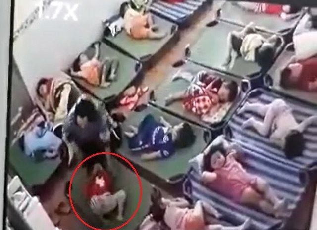 Cô giáo tát trẻ chảy máu mũi vì không chịu ngủ trưa - 1 Cô giáo tát trẻ chảy máu mũi vì không chịu ngủ trưa - 1