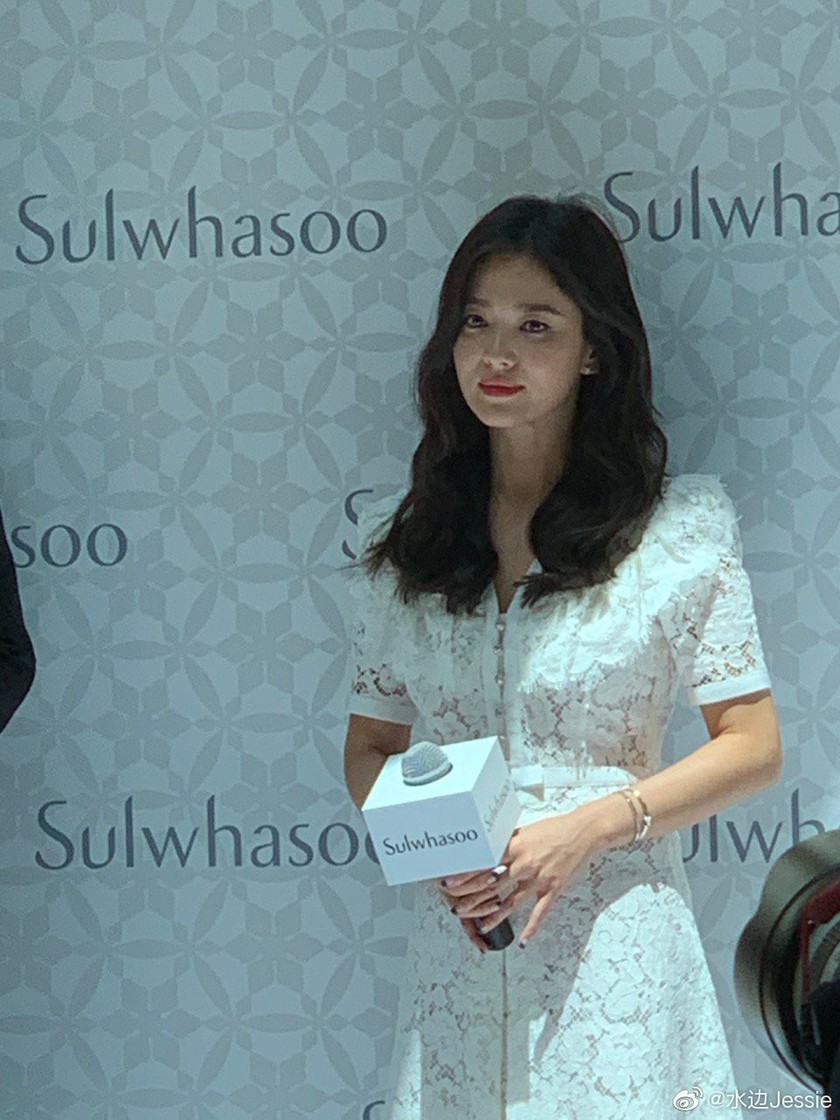 Song Hye Kyo nói gì trong 15 phút xuất hiện lần đầu tiên sau vụ ly hôn 1500 tỷ? hình ảnh 3 song hye kyo noi gi trong 15 phut xuat hien lan dau tien sau vu ly hon 1500 ty? hinh anh 3